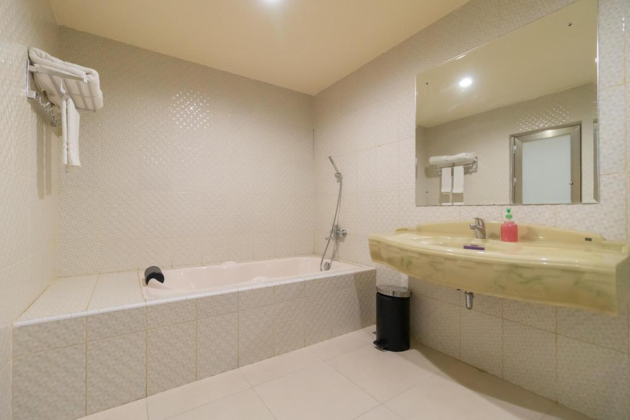 Urbanview Hotel Best Skip Palembang Exterior foto